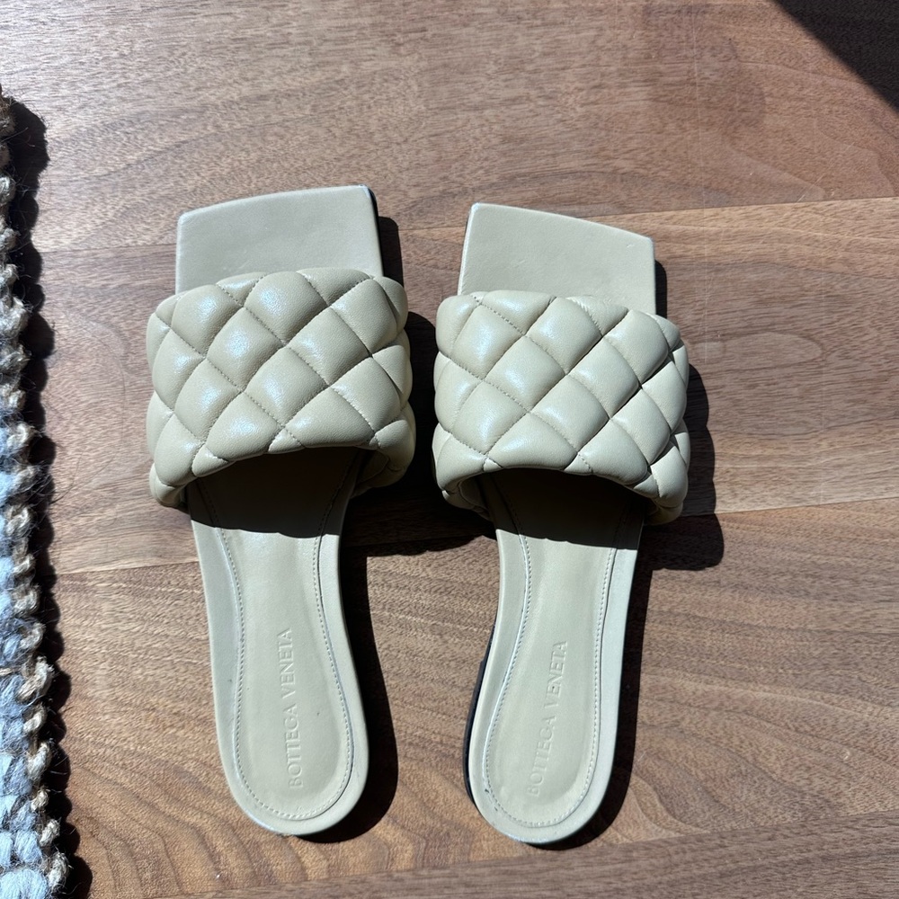 Bottega Veneta Padded Flat Leather Sandals with 2 Dust covers.